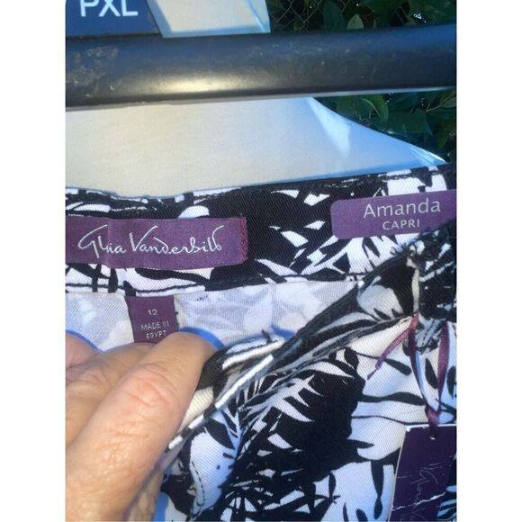 Gloria Vanderbilt “Amanda” Classic Capri Mid Rise Floral Pattern Ultra Stretch B - Picture 8 of 10